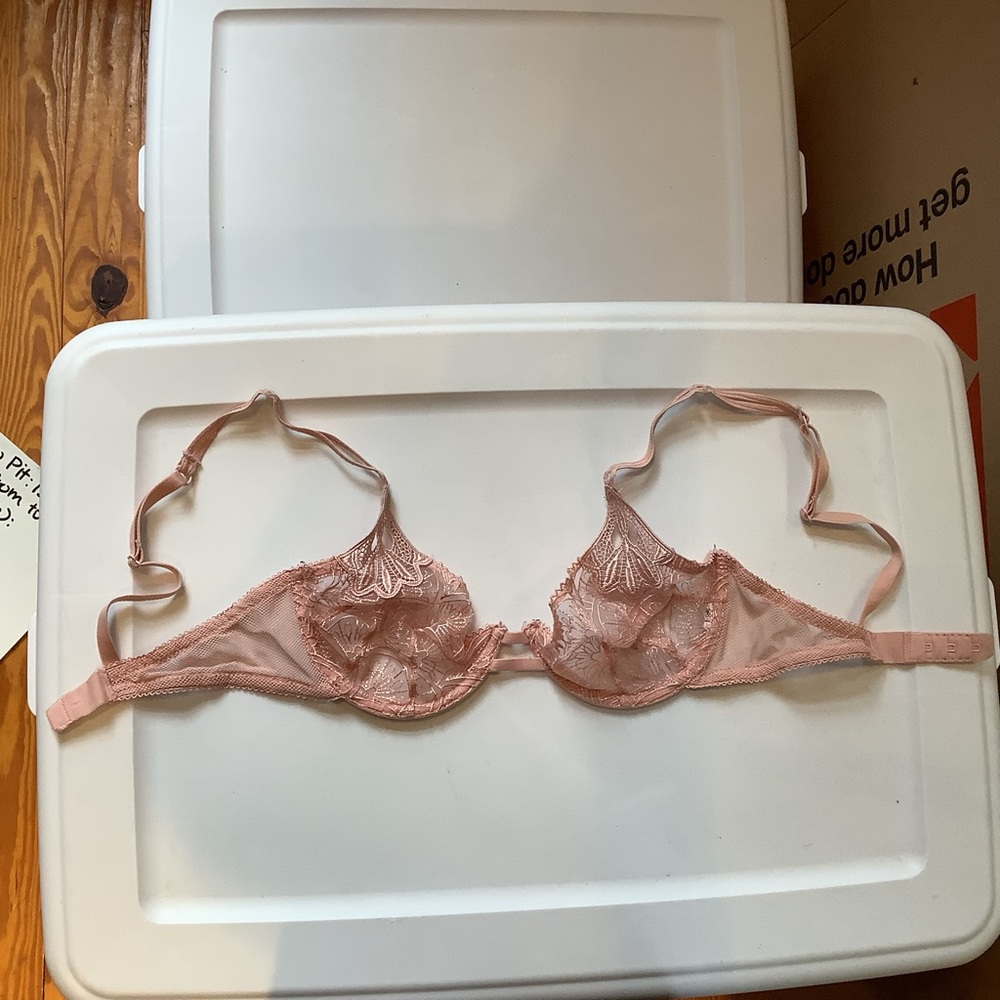 (Bin 6) Underwire, single clasp lace bra- 22in width